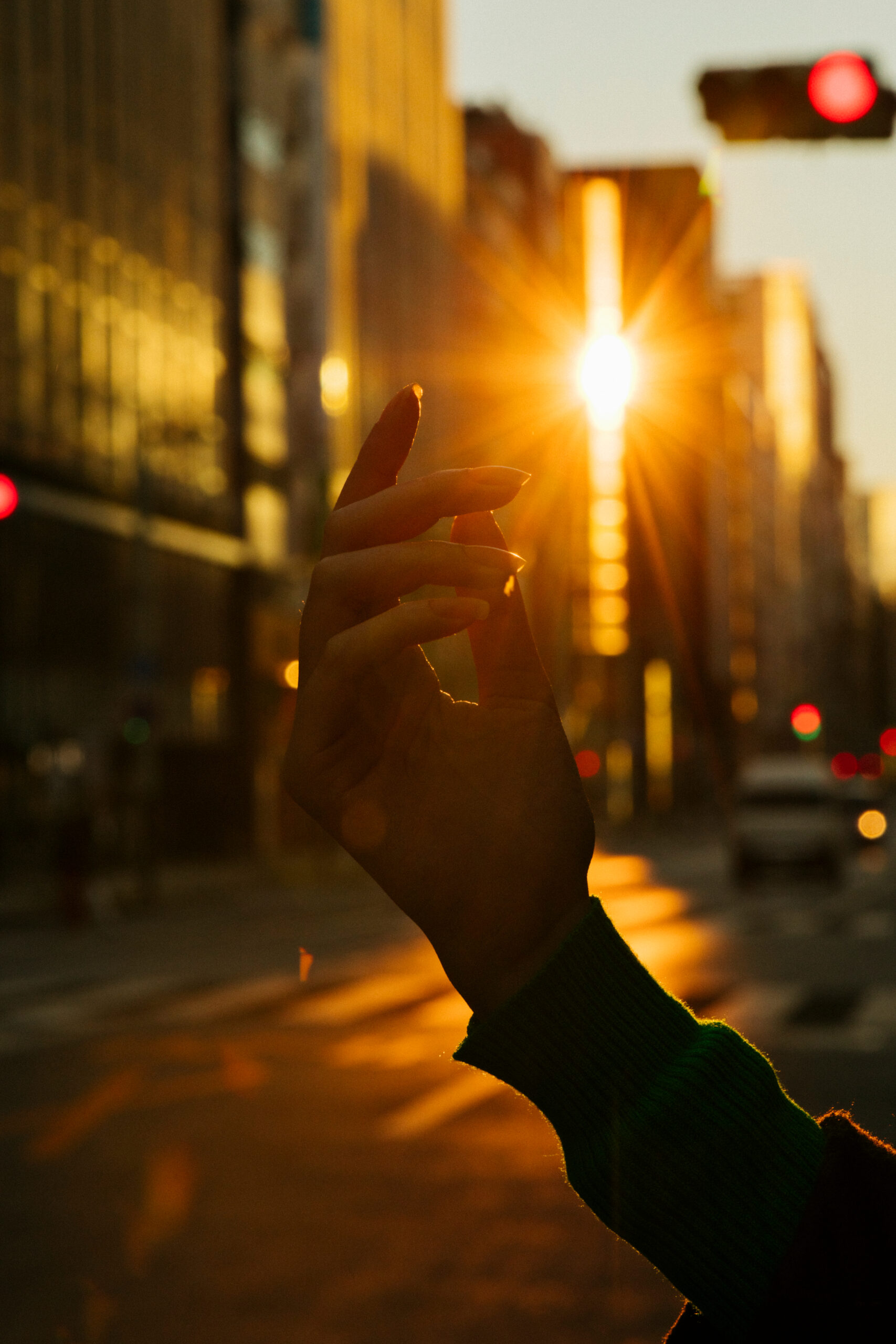 220109_City lights, hands_0005