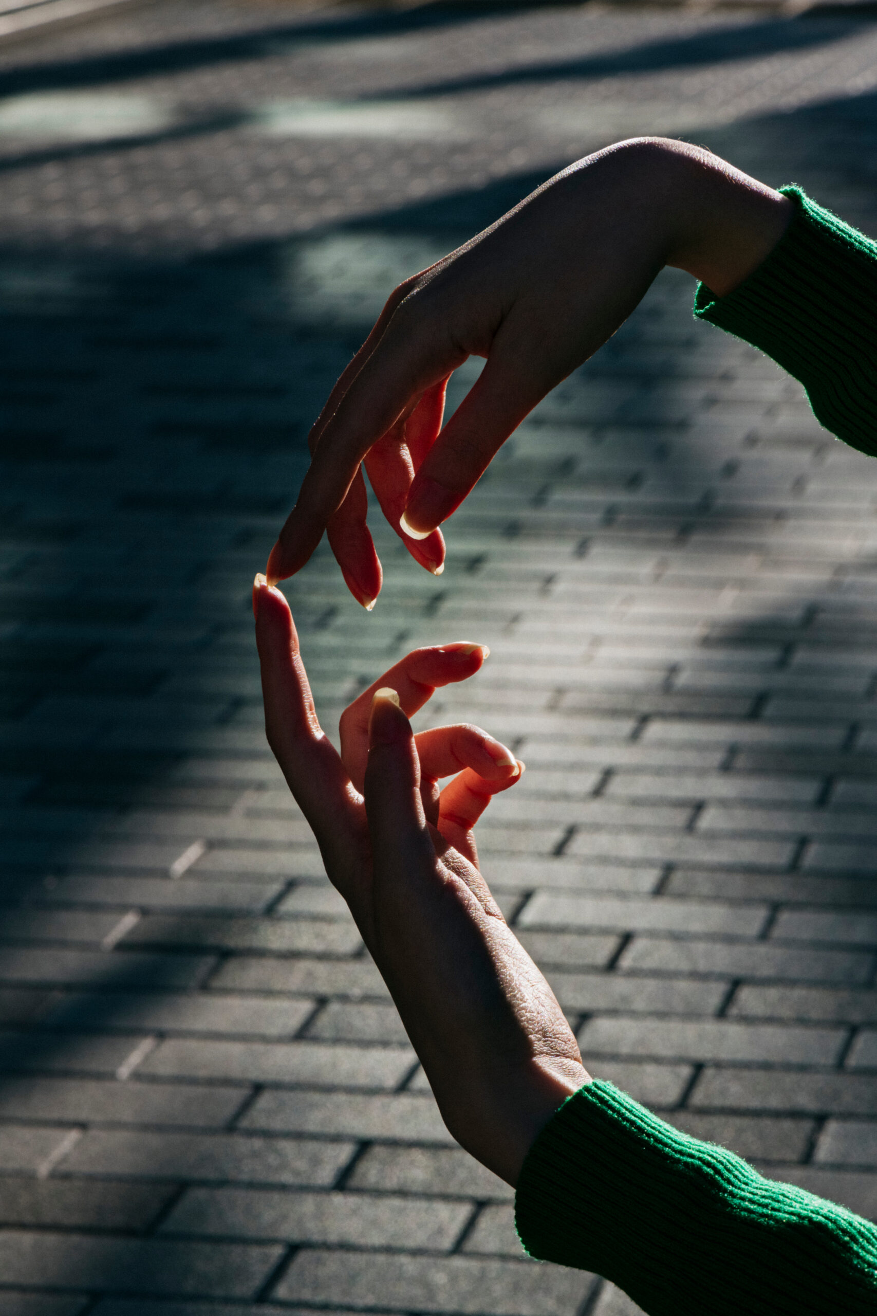 220109_City lights, hands_0375